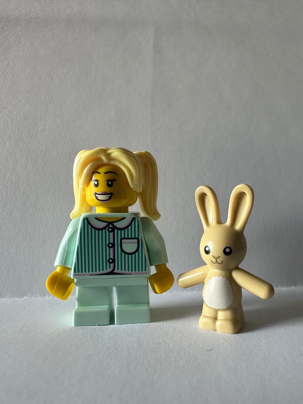 Orjinal Lego Minifigür Aqua PJ Pajamas Little Girl with Bunny