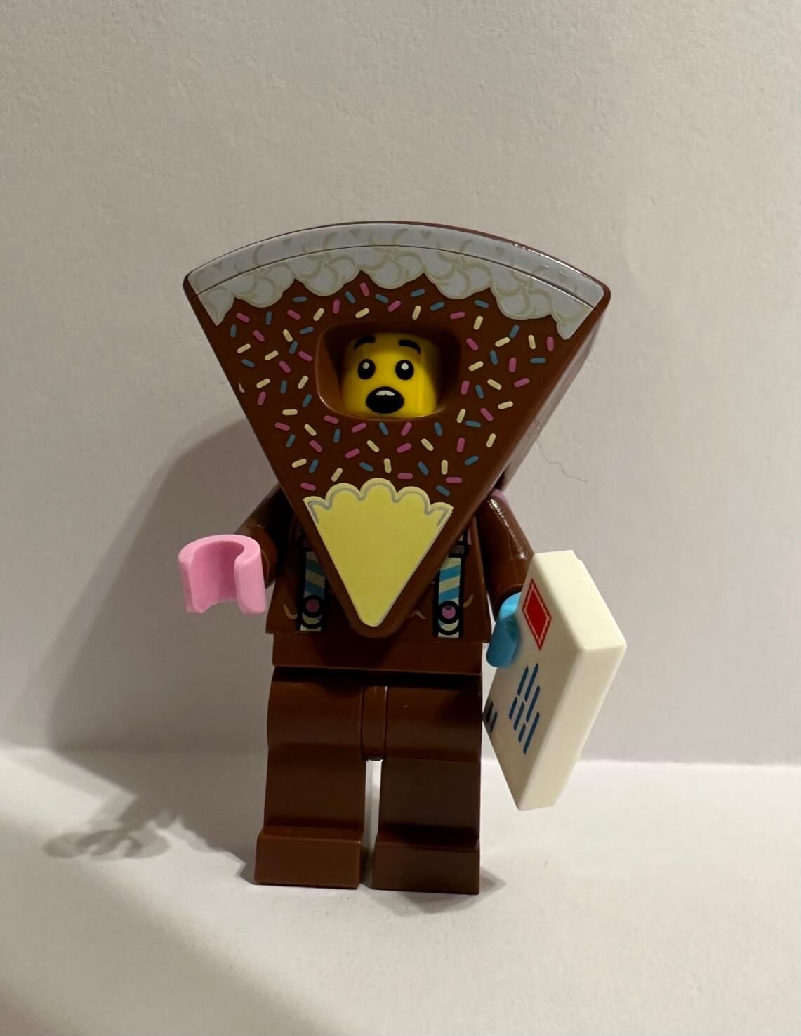 Orijinal Lego Minifigür Chocolate Cake Suit Guy with Letter