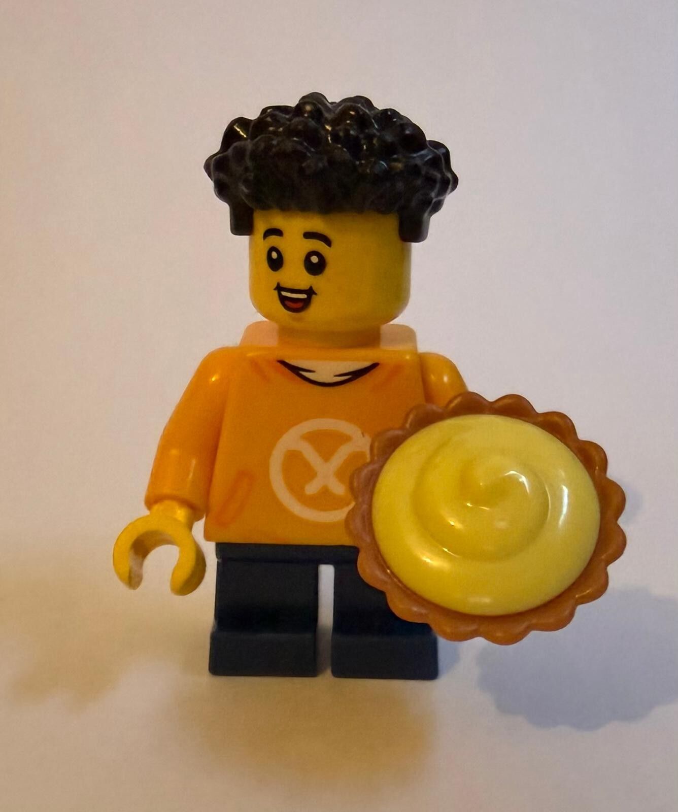 Orjinal Lego Minifigür Young Arin with a Pie