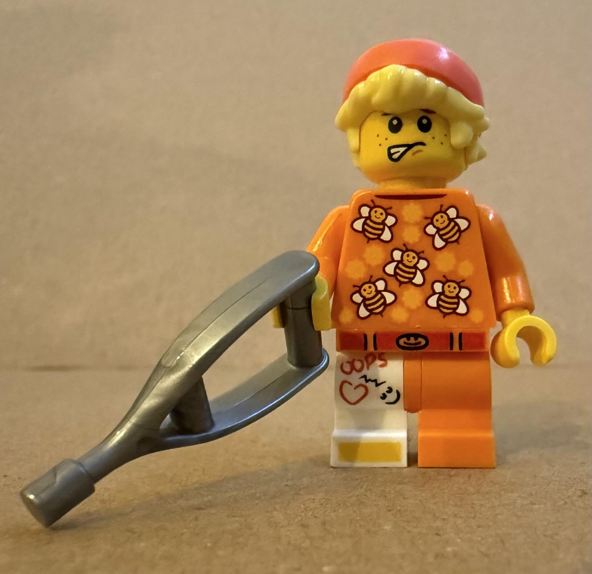 Orjinal Lego Minifigür Leg in Cast bee tshirt