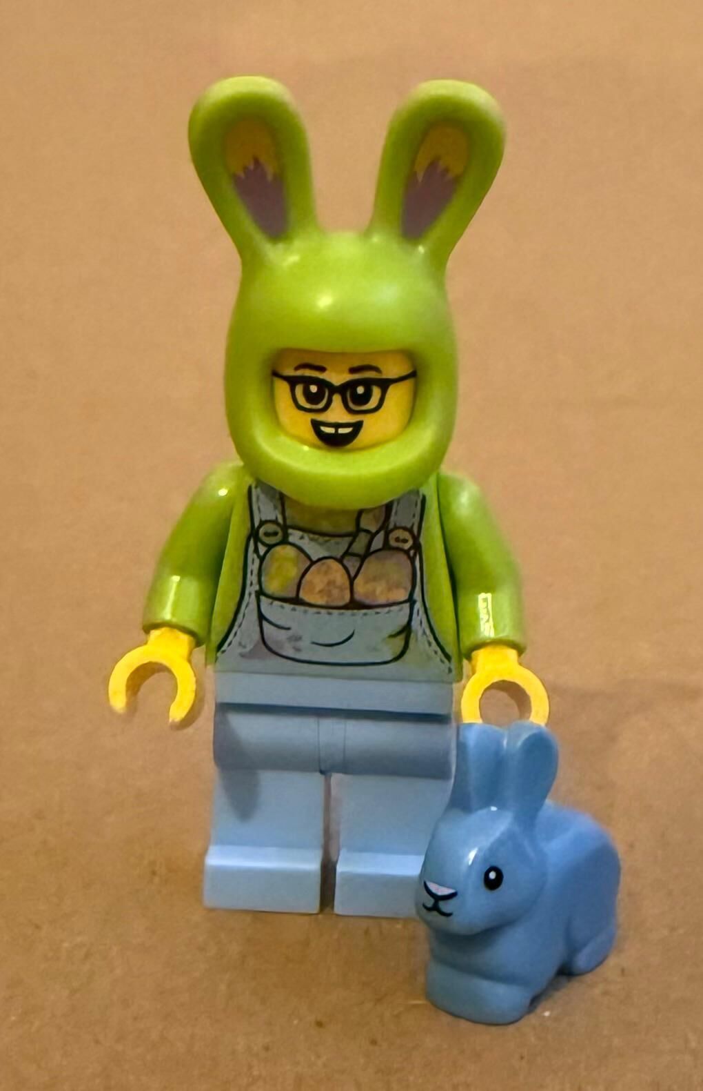 Orjinal Lego Minifigür Easter Egg Hunt Fan with Blue Rabbit