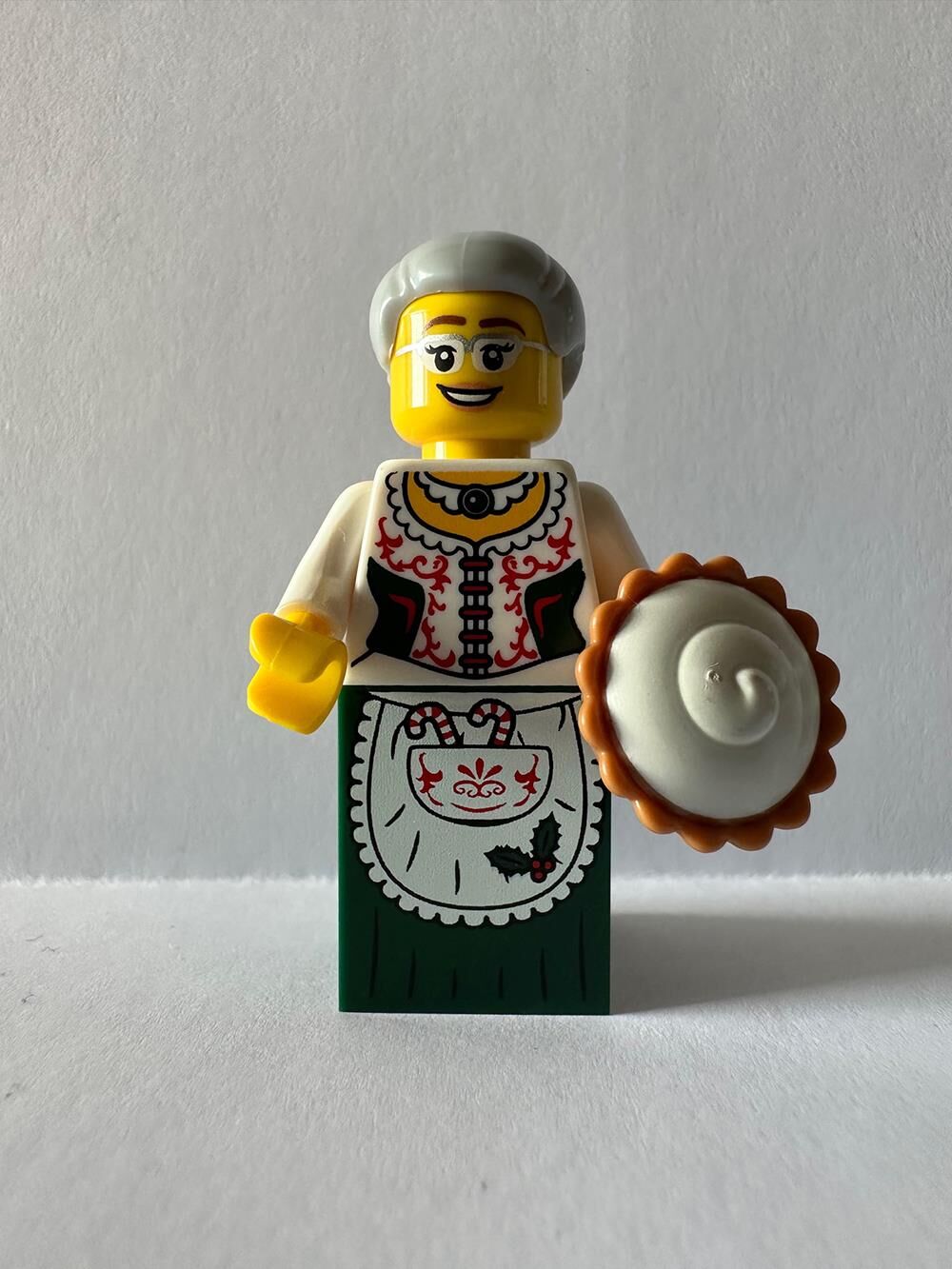 Orjinal Lego Minifigür Mrs Claus with Cake