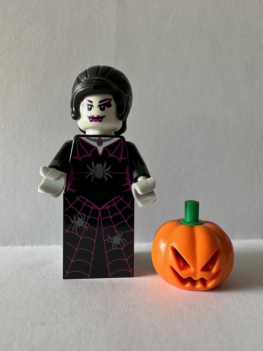 Orjinal Lego Minifigür Female Vampire with Pumpkin