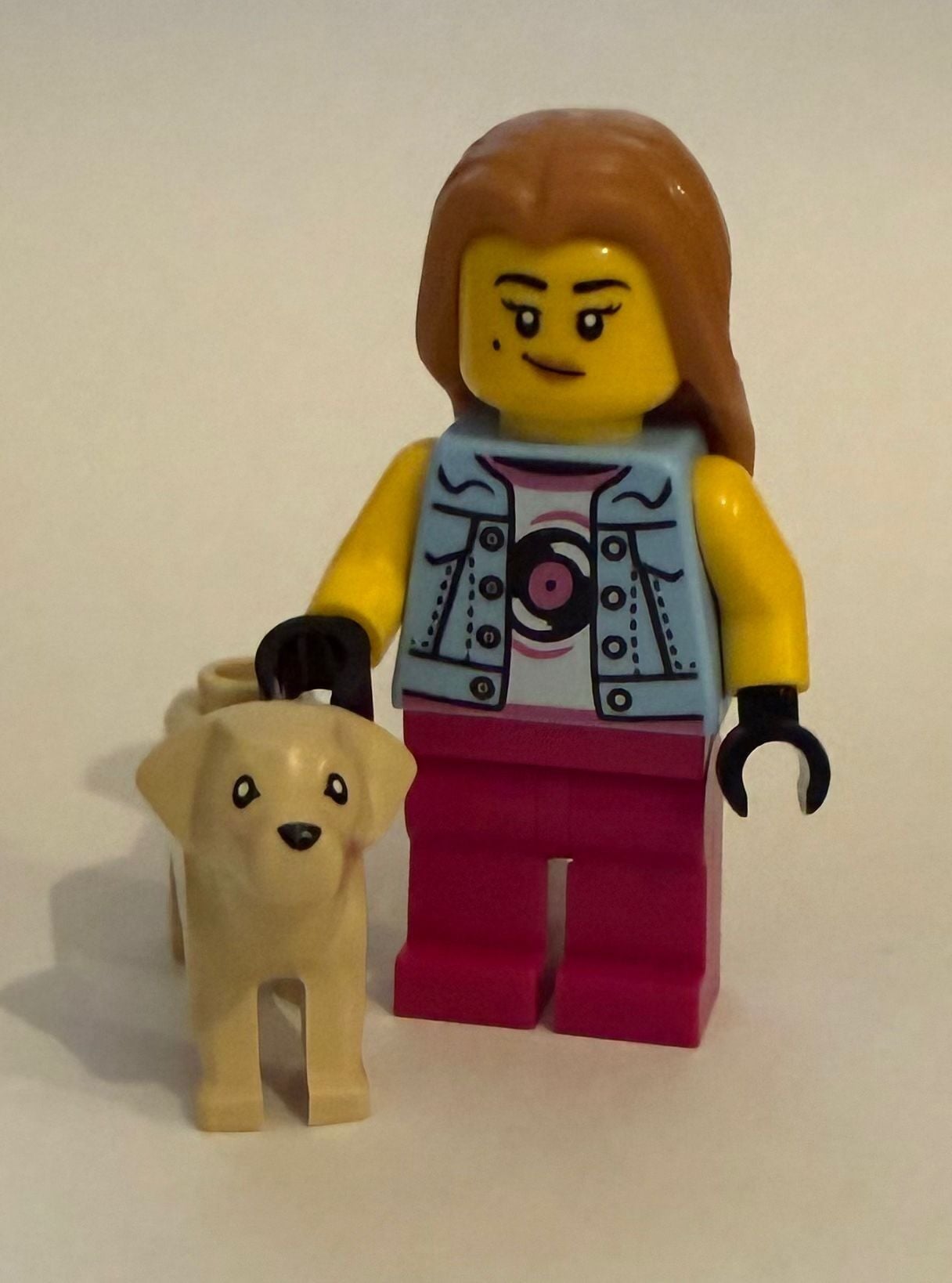 Orjinal Lego Minifigür Record Store Girl with Dog